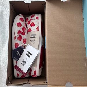 NEW WITH TAGS TOMS White OUAF Apple Print
